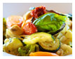 und Gemüse der Saison in Kräuterrahmsauce 